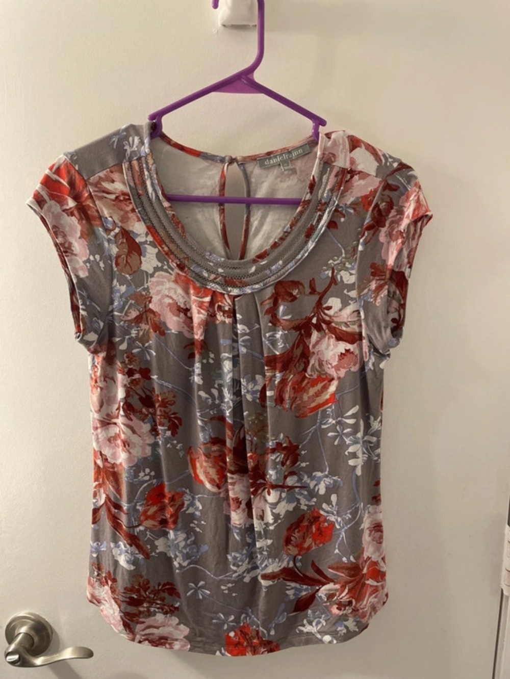 Daniel Rainn Gray Floral Cap-Sleeve Top with Red and Pink Blooms